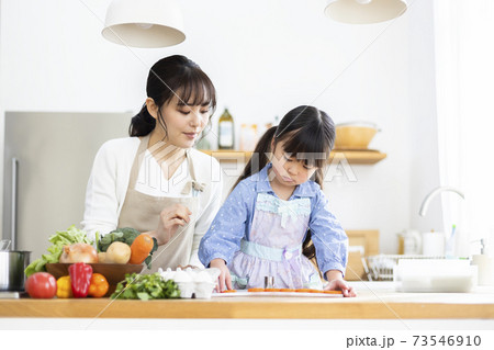 キッチンで料理をする親子 73546910