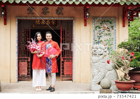 Vietnamese couple in traiditional dreses 73547421
