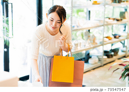 女性 ショッピング 買い物 ライフスタイル カジュアル 女性 ショッピング 買い物 ライフスタイル カジュアル 73547547