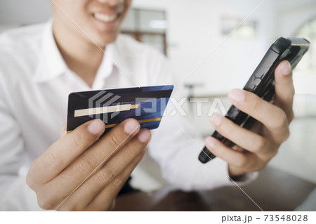Customer shopping online pay by credit card. 73548028