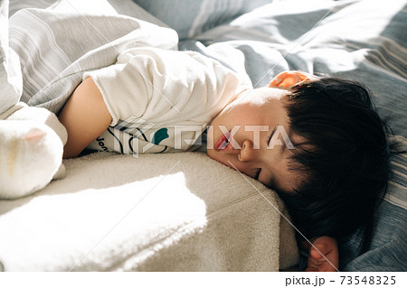 お昼寝する子供・男の子・乳幼児・子育てイメージ 73548325