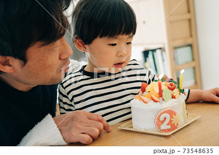 男の子の子育てイメージ 誕生日ケーキと子供 2歳児と父親の写真素材