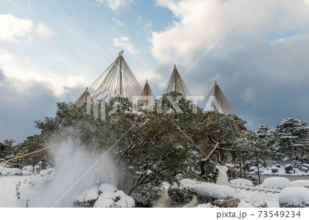 青空が広がる兼六園の雪景色 青空が広がる兼六園の雪景色 73549234