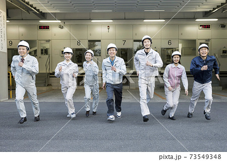 工場から駆け出す作業員 73549348