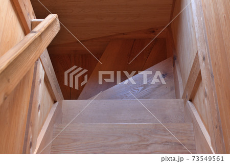 木造住宅の屋内階段 73549561