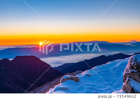 初冬の燕岳から見る日の出　【長野県】 73549632