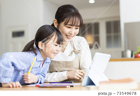 タブレットPCで勉強する親子 73549678