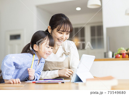 タブレットPCで勉強する親子 73549680
