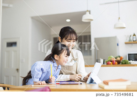 タブレットPCで勉強する親子 73549681