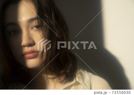 ソフトフォーカスの女性ビューティーポートレート ソフトフォーカスの女性ビューティーポートレート 73550030