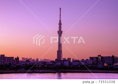 スカイツリーとピンク色の夕空 73551338