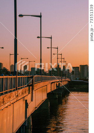 平井大橋が夕日に染まる 平井大橋が夕日に染まる 73551339