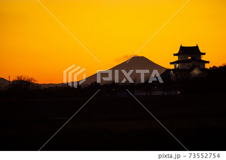 【千葉県野田市】関宿城と富士山の風景 73552754