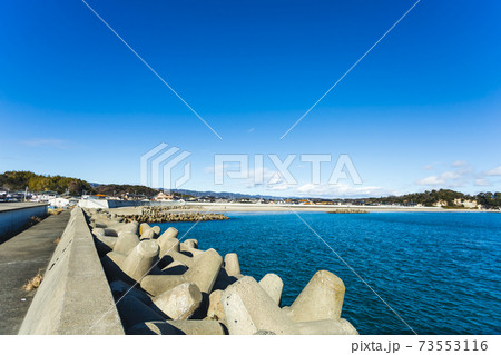 茨城県日立市 川尻港の防波堤と川尻海水浴場の写真素材