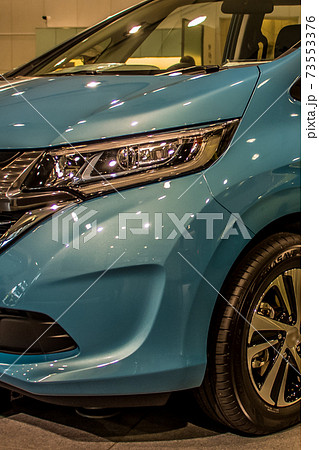 青い自動車のヘッドライト 73553376