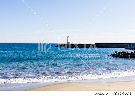 茨城県日立市　川尻海水浴場と川尻港の灯台 73554071