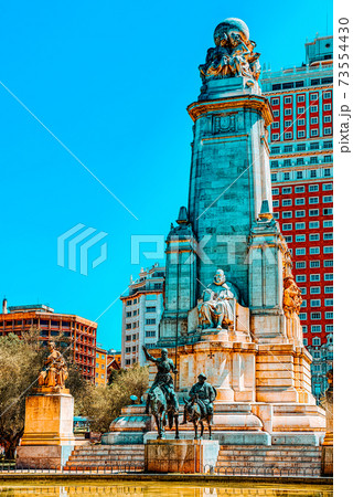 Spain Square (Plaza de Espana) is a large square, a popular tou Spain Square (Plaza de Espana) is a large square, a popular tou 73554430