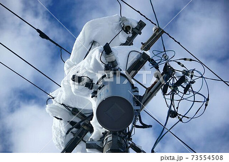 着雪した電柱 着雪した電柱 73554508