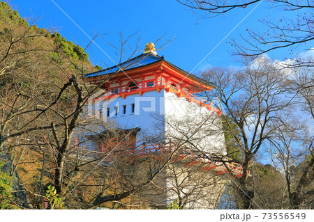 【和歌山県】晴天下の紀三井寺（仏殿） 73556549