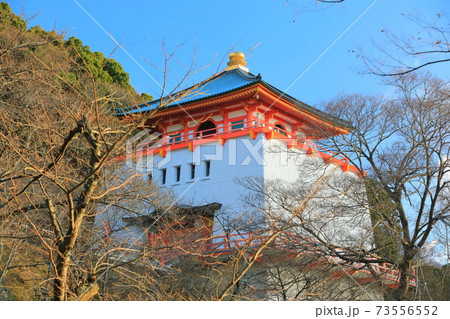 【和歌山県】晴天下の紀三井寺（仏殿） 73556552