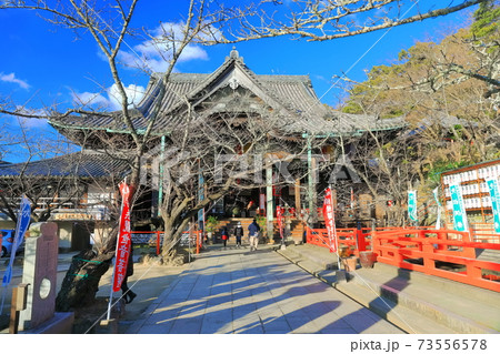【和歌山県】晴天下の紀三井寺（本堂） 73556578