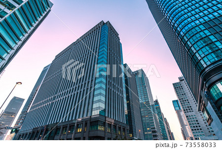 日本の東京都市景観　「呉服橋」交差点前に摩天楼・先陣を切って姿を現した超高層ビル（画面右端） 73558033
