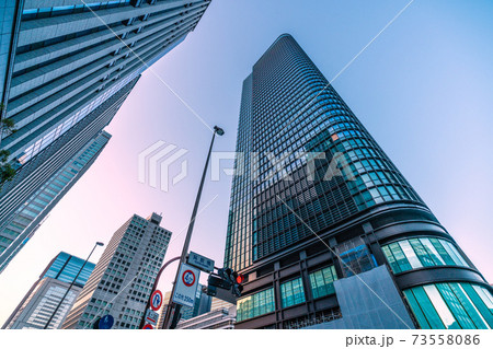 日本の東京都市景観　「呉服橋」交差点前に摩天楼・先陣を切って姿を現した超高層ビル 73558086