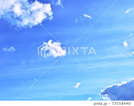 きれいな青空と雲の写真素材