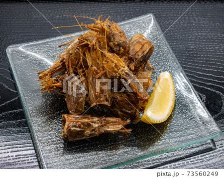 ガサエビの頭の素揚げ盛り付け 73560249