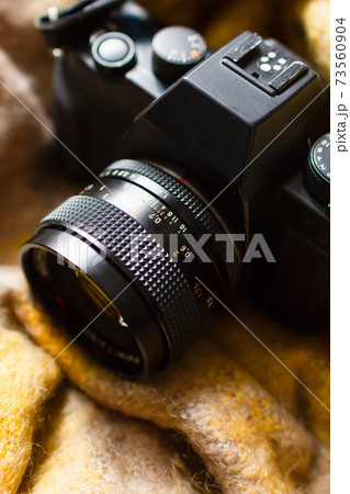 冬　フィルムカメラの俯瞰　マフラー 73560904