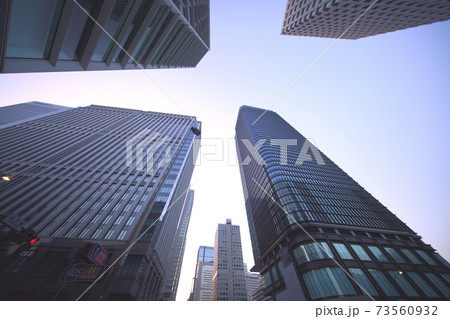日本の東京都市景観　「呉服橋」交差点前に摩天楼・先陣を切って姿を現した超高層ビル 73560932