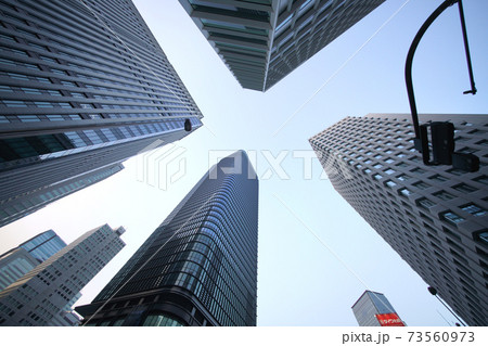 日本の東京都市景観　「呉服橋」交差点前に摩天楼・先陣を切って姿を現した超高層ビル 73560973
