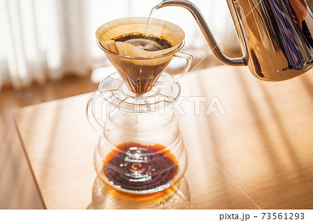 ドリップコーヒーを淹れる 73561293