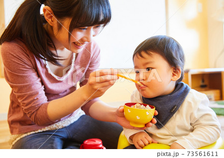 赤ちゃんの食事　男の子　保育園　幼稚園 73561611
