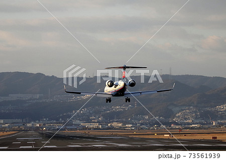 夕暮れ時のIBEXのボンバルディアCRJ700NGの着陸（伊丹空港の千里川土手） 73561939