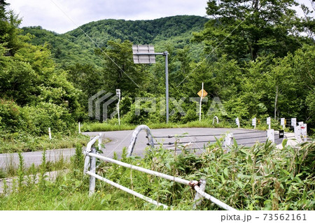 山道のカーブとガードレール 73562161