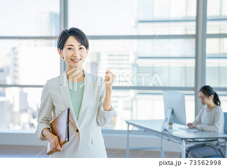 ガッツポーズするビジネスウーマン 73562998
