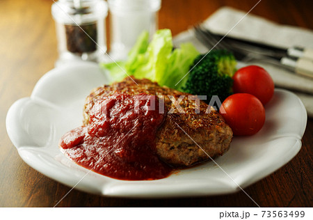 ハンバーグ　フレッシュトマトのソースで 73563499
