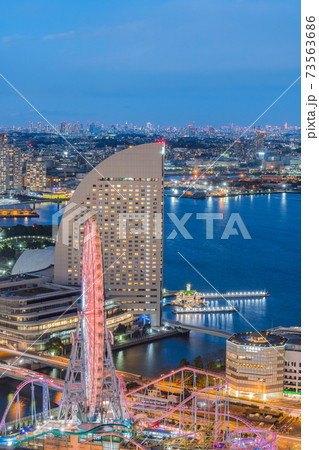 横浜 ランドマークタワー 午後 東京湾 遊園地 船 空 雲 夕方 海 デート 都会 みなとみらいの写真素材