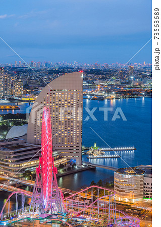 横浜 ランドマークタワー 午後 東京湾 遊園地 船 空 雲 夕方 海 デート 都会 みなとみらいの写真素材