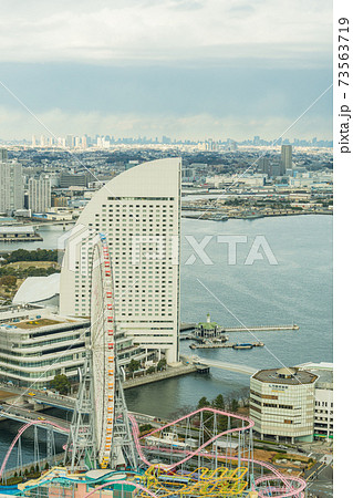 横浜 ランドマークタワー 東京湾 遊園地 船 空 雲 夕方 海 風景 デート 都会 午後 夕方の写真素材