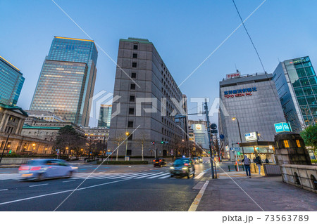 日本の東京都市景観　常盤橋から三越前駅（出入口）や東洋経済新報社などを望む 73563789