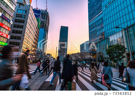 日本の東京都市景観　緊急事態宣言下。マスク姿の人たちや東京駅八重洲口再開発などを望む＝1月16日 73563852