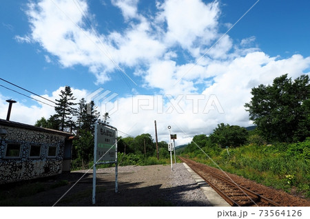 北海道宗谷本線の秘境駅・紋穂内駅の駅舎と駅名標とホーム 73564126