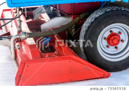 The car for polishing the ice surface of the ice rink for winter entertainment rides and restores the ice. 73565558