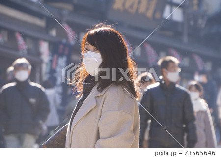 マスク姿の女性　観光地	 73565646