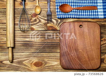 Kitchen utensils (cooking tools) on a wooden background (top view, flat lay). Natural materials concept. 73568626