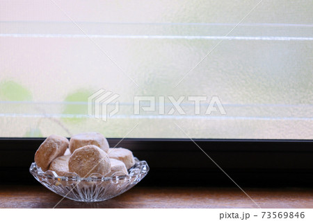 クリスタルガラスの容器に入れたボロボローネ 73569846