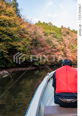 【クルーズ船からの亀山湖の紅葉を満喫する観光客】 【クルーズ船からの亀山湖の紅葉を満喫する観光客】 73570467