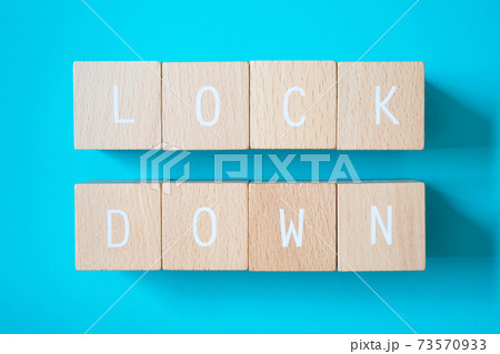 ロックダウン | 「LOCK DOWN」と書かれた積み木ブロック ロックダウン | 「LOCK DOWN」と書かれた積み木ブロック 73570933